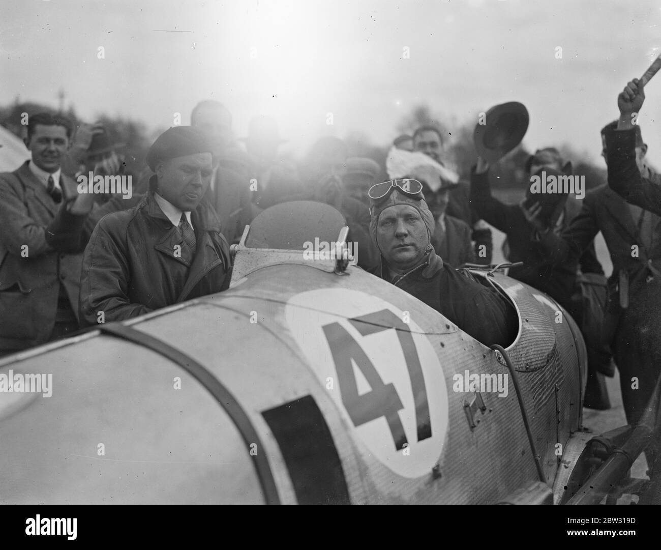 John Cobb remporte la course de Trophée de l'Empire britannique à Brooklands . John Cobb , dans une voiture de delage , a remporté la course de Trophée de l'Empire britannique à Brooklands Track , Weybridge , Surrey . John Cobb dans sa voiture après avoir gagné la course à Brooklands . 30 avril 1932 Banque D'Images