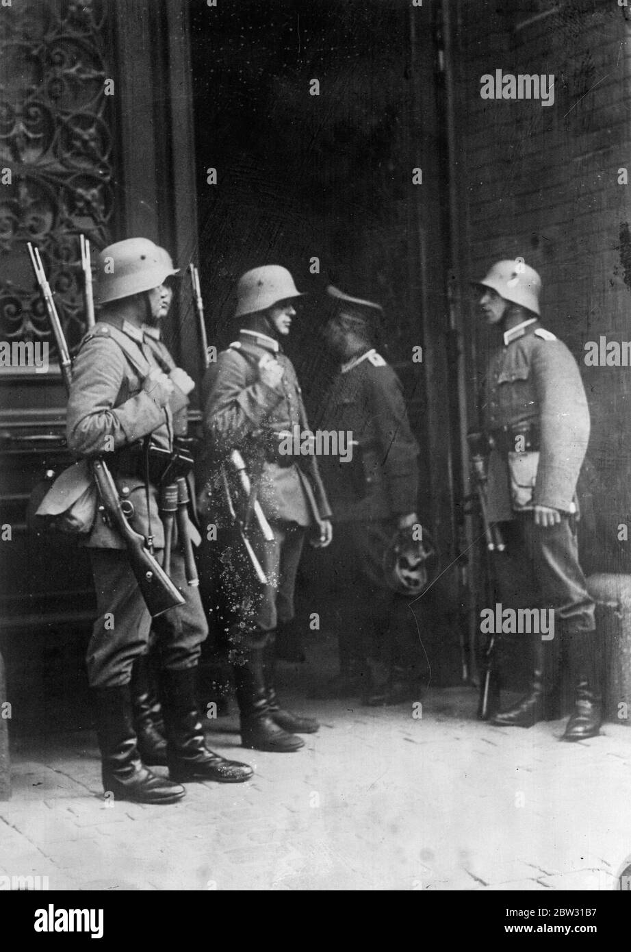 Garde armée devant le siège de la police en Allemagne . Un garde armé fort est maintenu nuit et jour à l'extérieur du quartier général de la police à Berlin , où la loi martiale est en vigueur après la nomination de Herr Franz von Papen comme dictateur fédéral en Prusse , avec le commandement de la police et de l'armée . Les gardes de service à l'entrée du quartier général de la police sur la place Alexander , Berlin . 22 juillet 1932 Banque D'Images