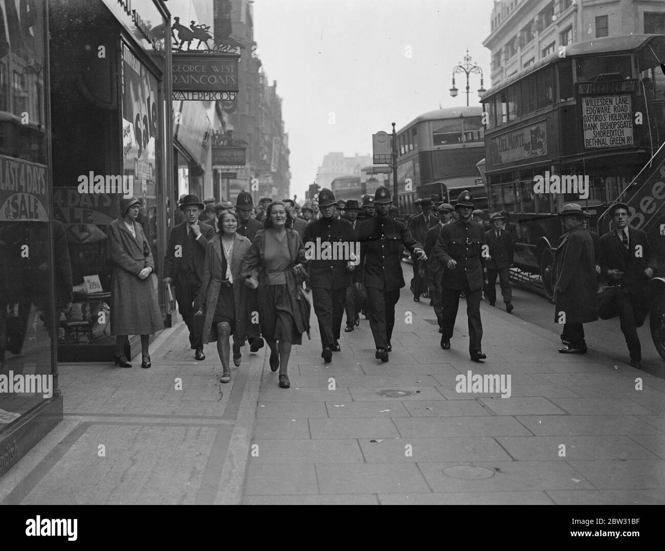 Police escorte fille chômeurs manifestants dans Hyde Park Clash . Après une manifestation devant le poste de police de Bow Street , la police a été contrainte d'inculquer des chômeurs à Hyde Park , March Arch et Oxford Street . La police escorte des jeunes communistes de la scène de l'affrontement à Hyde Park . 30 septembre 1931 Banque D'Images Police escorte fille chômeurs manifestants dans Hyde Park Clash . Après une manifestation devant le poste de police de Bow Street , la police a été contrainte d'inculquer des chômeurs à Hyde Park , March Arch et Oxford Street . La police escorte des jeunes communistes de la scène de l'affrontement à Hyde Park . 30 septembre 1931 Banque D'Images