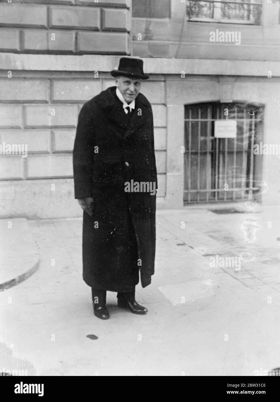 Lord Cecil arrive à Genève pour la Conférence du désarmement . Lord Cecil , qui est l'un des délégués britanniques à la Conférence internationale du désarmement qui s'ouvre le 2 février , est arrivé à Genève . Lord Cecil à l'arrivée à Genève pour la Conférence du désarmement . 27 janvier 1932 Banque D'Images