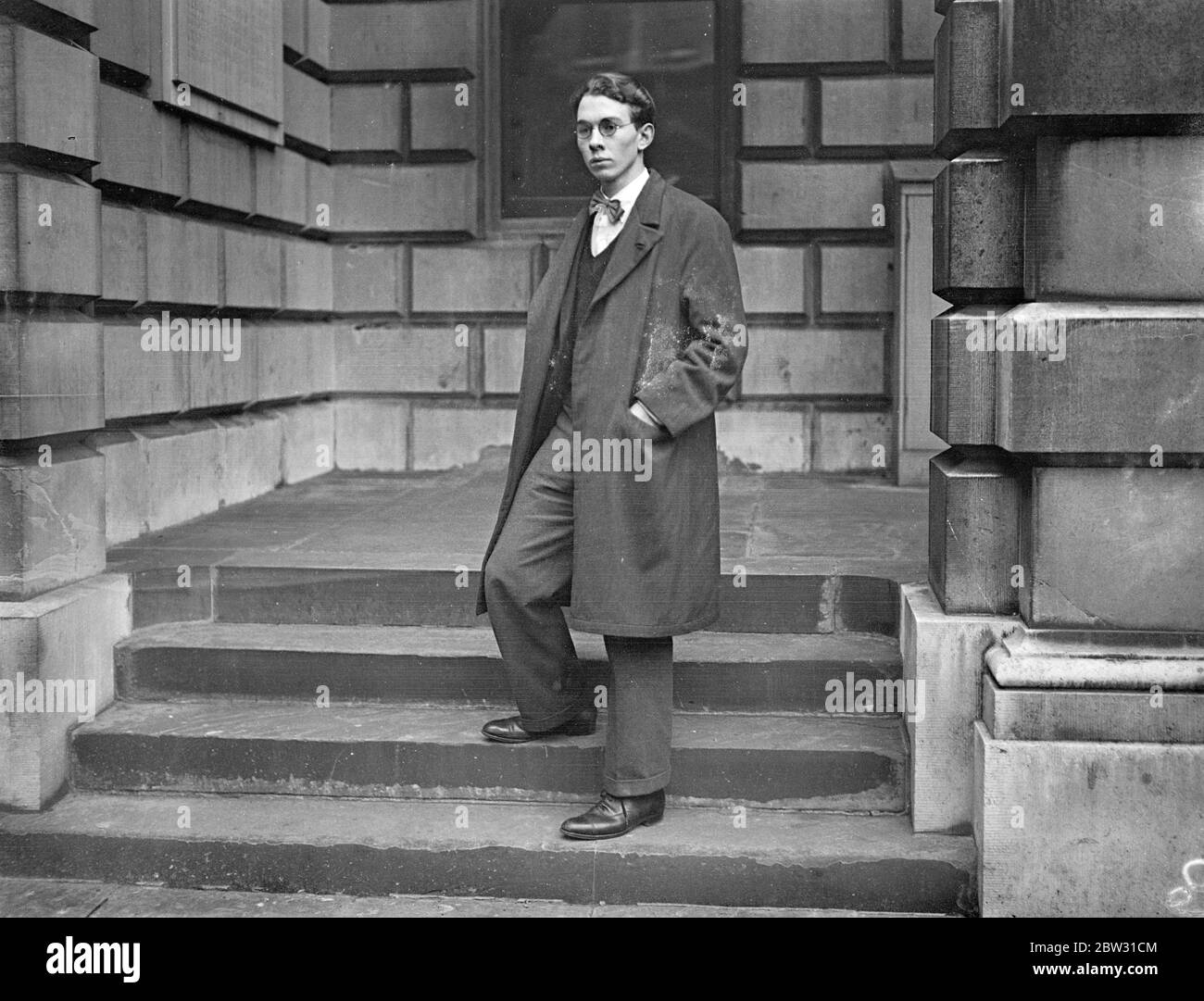 Vue privée de la Royal academy à Londres. Nicholas Day , dont la photo a été acceptée pour la première fois à l'exposition d'art de la Royal Academy à Burlington House pour la vue privée des expositions . Il travaille sous Sir W Rothenstein . 29 avril 1932 Banque D'Images