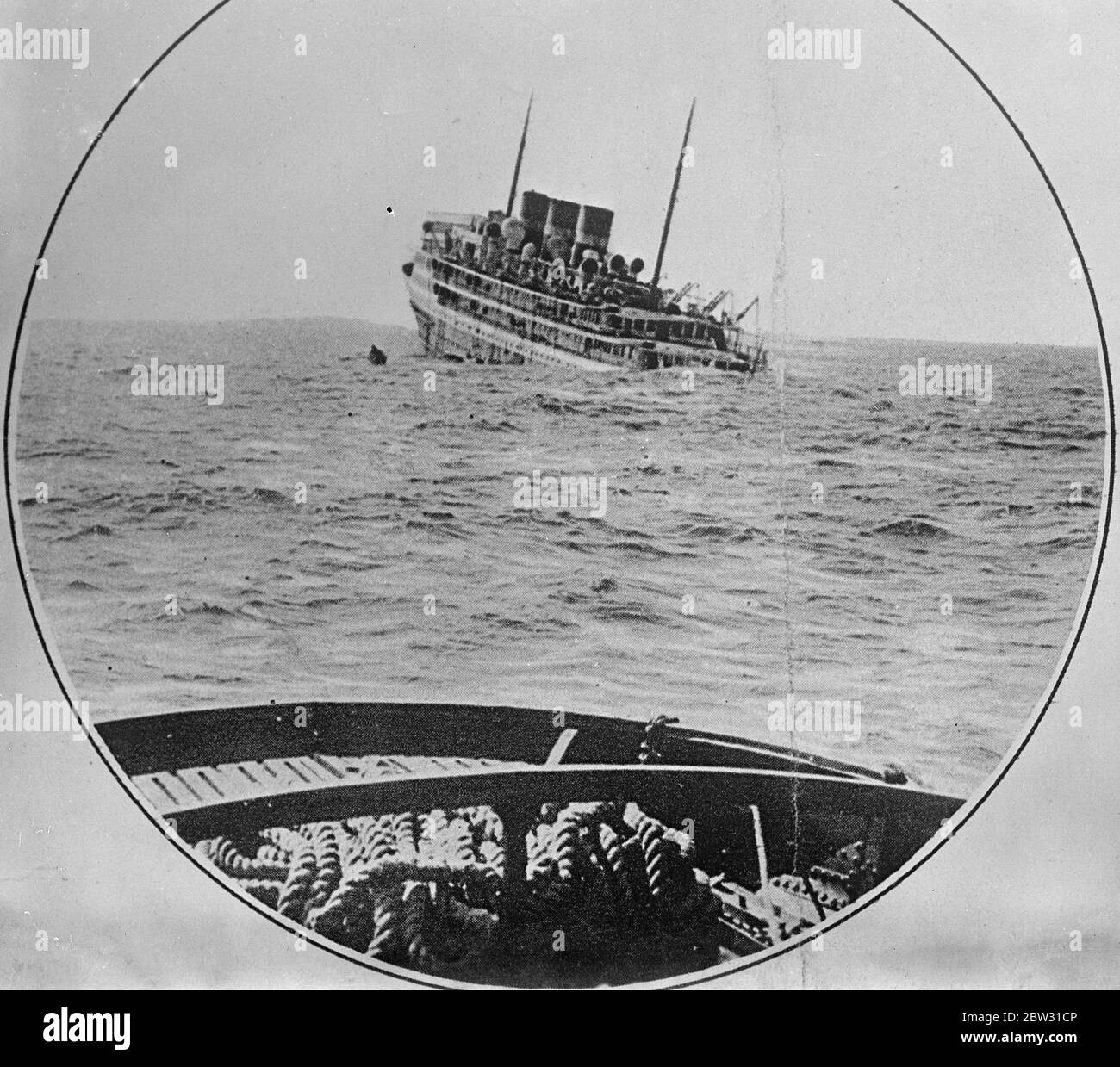 Le NCSM Prince David (F89) qui s'est échoué au large du Breaker Nord-est près des Bermudes a été pris d'un navire d'aide . Elle a inondé et est restée dure agrunte pendant six mois. 3 avril 1932 Banque D'Images