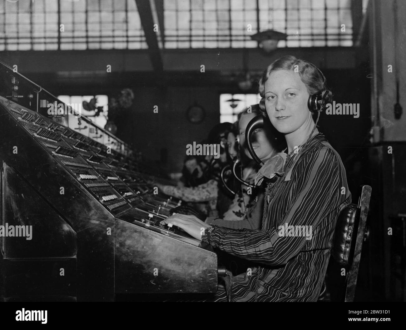 Téléphone beauté queen . La plus jolie fille de téléphone de Londres. Mlle Elsie Barringer , une grande fille gracieuse , qui a seulement vingt ans , Et qui est opérateur téléphonique à la Holborn ( Londres ) Exchange , a été choisi comme le plus beau opérateur téléphonique à un concours tenu à Londres où les filles de chaque central téléphonique étaient représentées . Mlle Elsie Barringer , la reine de beauté de la fille de téléphone travaillant à son standard au Holborn Exchange , Londres , après sa sélection comme la plus belle fille de téléphone . 5 novembre 1932 Banque D'Images