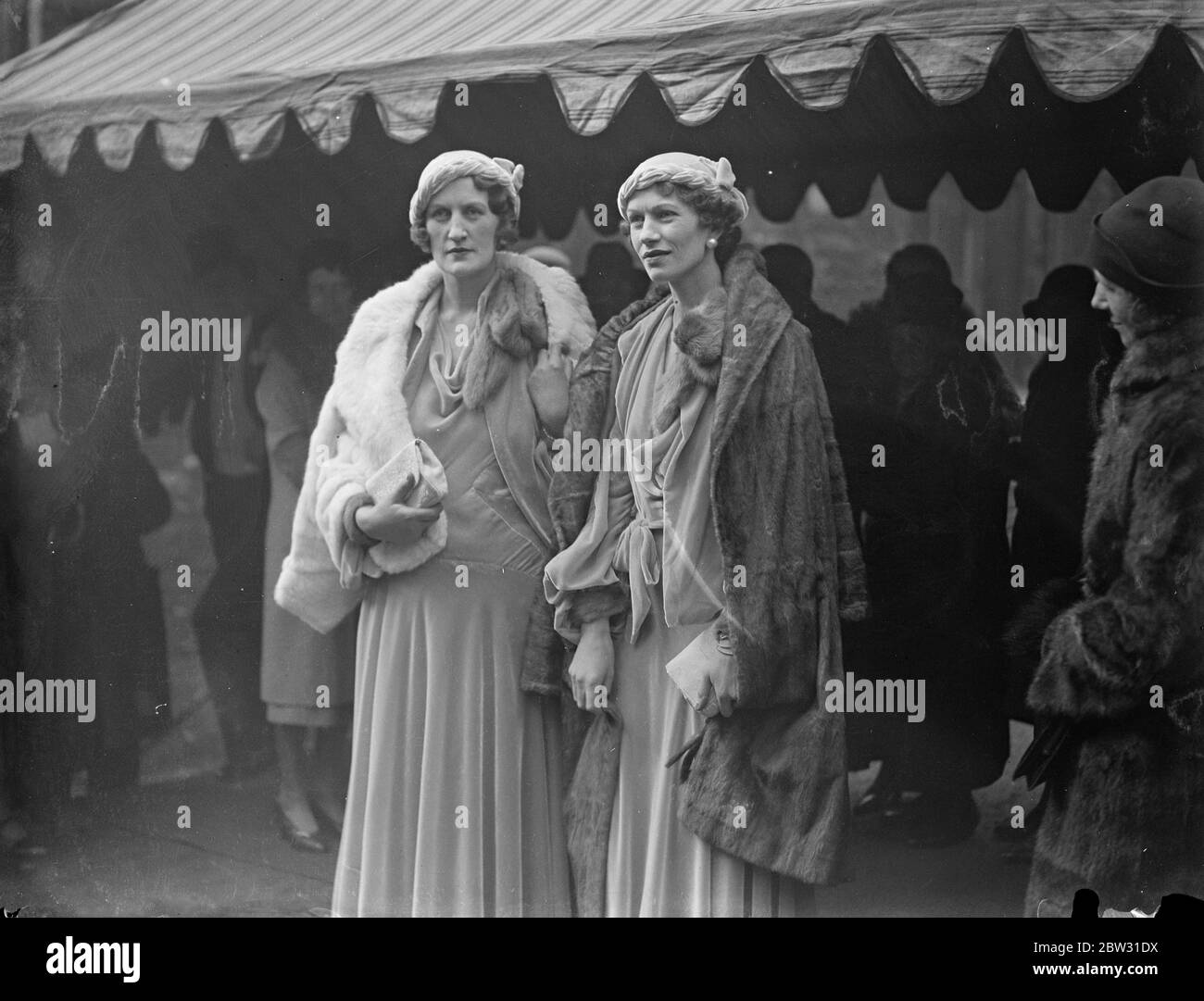 Peter Pan Weds célèbre Ruthven Twin . Le mariage de M. Peter Llewelyn Davies , l'original du héros immortel de Sir James Barrie, Peter Pan, et d'un filleul du célèbre écrivain , à Mlle Margaret Hore Ruthven , gouverneur de Jersey , Et l'un des célèbres Twins de la Société , a eu lieu à la Chapelle Savoy , Londres . Les serviteurs de la mariée , Mme John Barran , dont la mariée portait la robe de mariage . 10 mars 1932 Banque D'Images