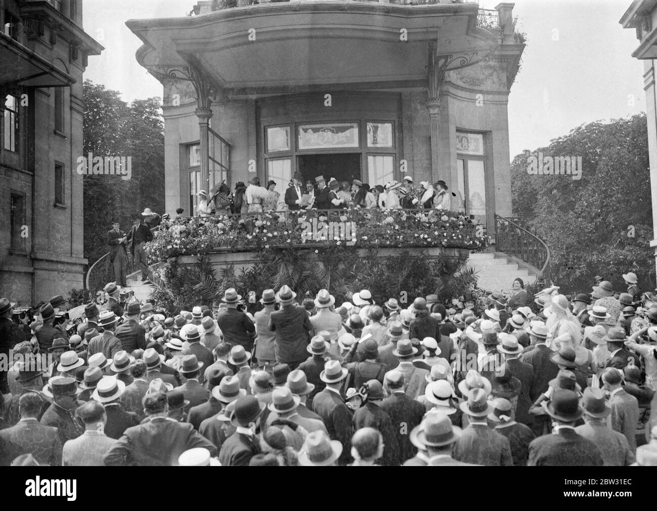 Président français à la course Grand Prix à Longchamps . Le Président Paul Lebrun a assisté à la rencontre de la course de Longchamps et a assisté à la course du Grand Prix remportée par M. A J Dugans Strip le Willow , avec le Satrap de Lord Derby , deuxième , et le Fog Horn troisième . Le Président Lebrun dans la boîte à la réunion de course . 27 juin 1932 Banque D'Images