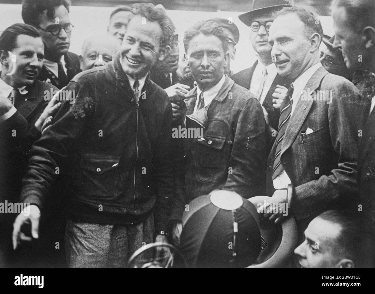 Autour du monde les flliers à Berlin . Capt Bennett Griffin et Lieut James Mattern , les pilotes américains qui tentent un vol record dans le monde à leur arrivée à Berlin depuis Terre-Neuve . 7 juillet 1932 Banque D'Images