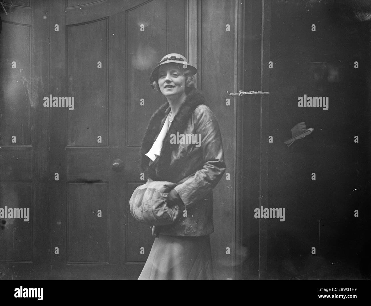 Evelyn Laye une demoiselle d'honneur au mariage de Soho . Madame Evelyn Laye l'actrice était la chef de six demoiselles d'honneur lors du mariage de Mlle Heather Macleod à M. Vincent Ash qui a eu lieu à l'église St Annes , Soho , Londres . Mis Evelyn Laye arrivant à l'église pour la cérémonie . 6 février 1932 . Banque D'Images