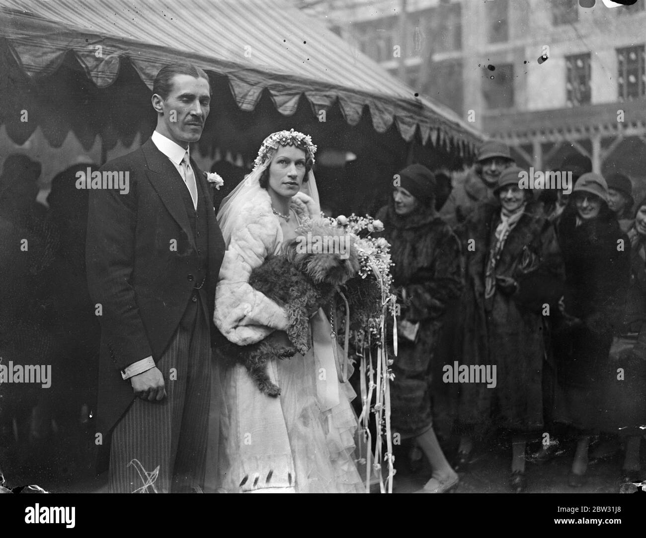 Peter Pan Weds célèbre Ruthven Twin . Le mariage de M. Peter Llewelyn Davies , l'original du héros immortel de Sir James Barrie, Peter Pan, et d'un filleul du célèbre écrivain , à Mlle Margaret Hore Ruthven , gouverneur de Jersey , Et l'un des célèbres Twins de la Société , a eu lieu à la Chapelle Savoy , Londres . La mariée et le marié quittant la Chapelle de Savoie après la cérémonie . 10 mars 1932 Banque D'Images