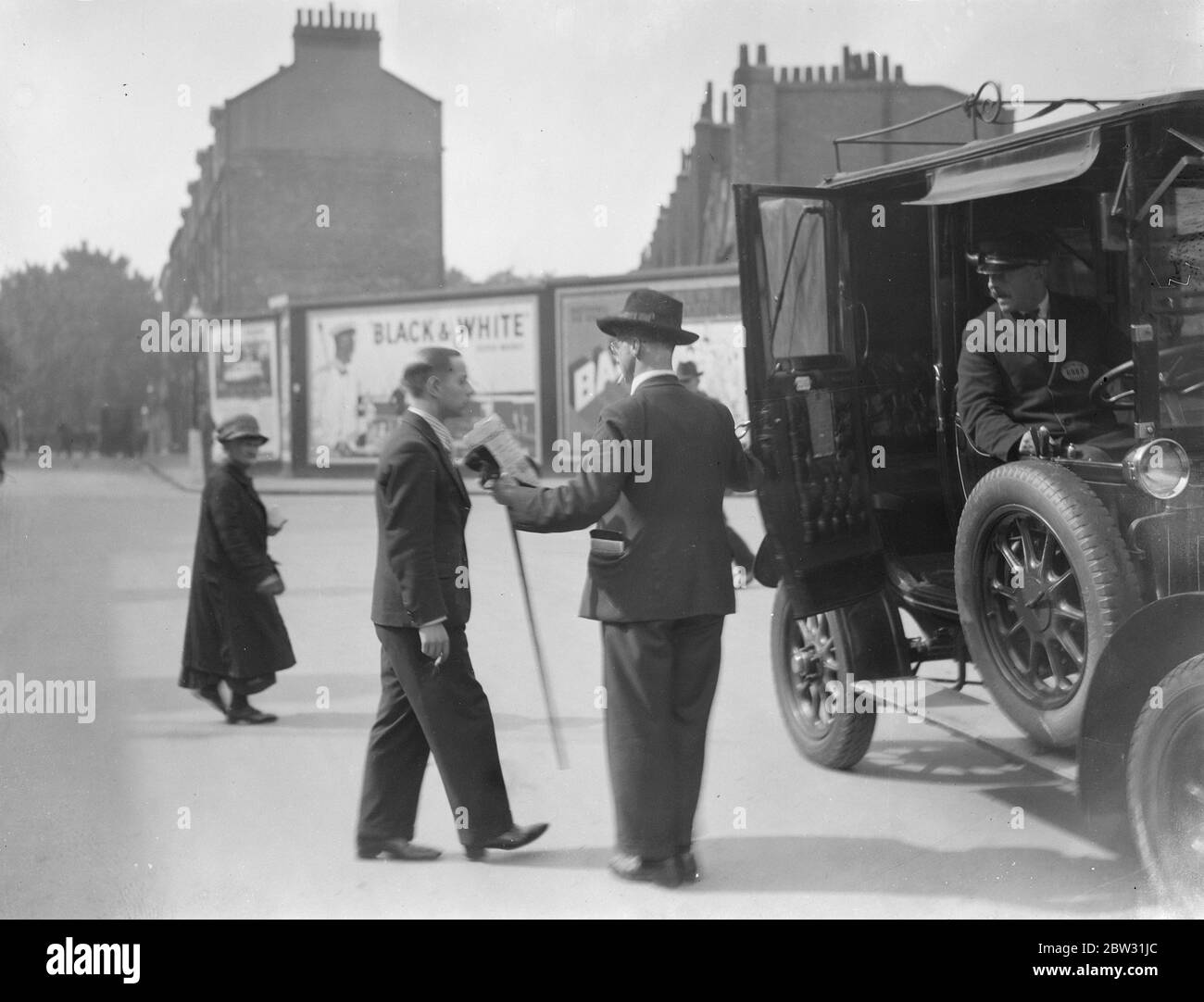 Enquête de Mlle Helen Saintsbury acress de tir tenue à Westminster . L'enquête de Mlle Helen Saintsbury , l'actrice qui a été trouvée tuée dans son appartement à St Martins Lane , Londres , suite au suicide du Capt Francis Rutherfords de son mari il y a un mois , a eu lieu au Westminster Coroners court . M. Palgrave Junior , partant après l'enquête . Il était la dernière personne à la voir vivante . 9 septembre 1932 Banque D'Images