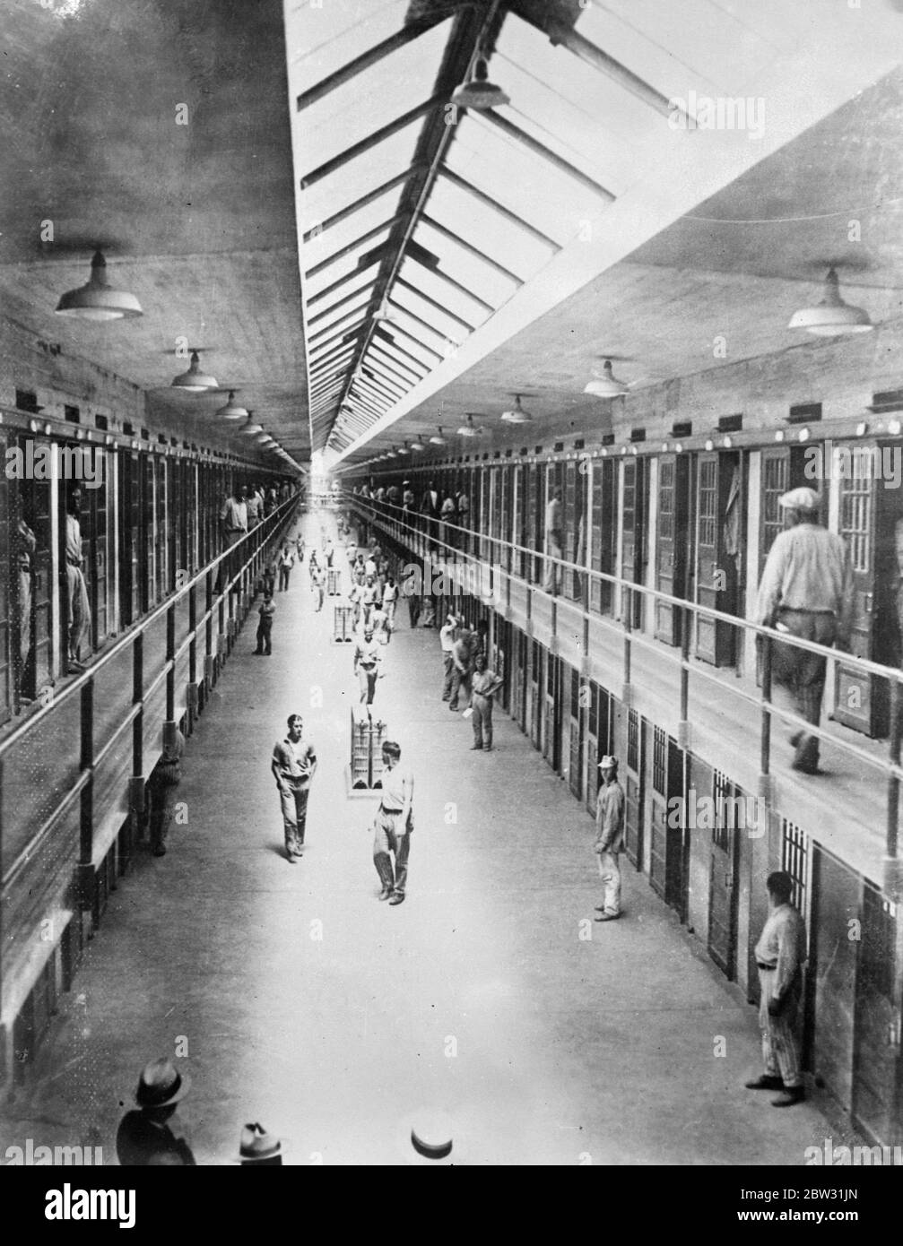 Pénitencier de l'est à Gratenford , Pennsylvanie . Prisonniers roulant autour du bloc cellulaire . 1932 Banque D'Images