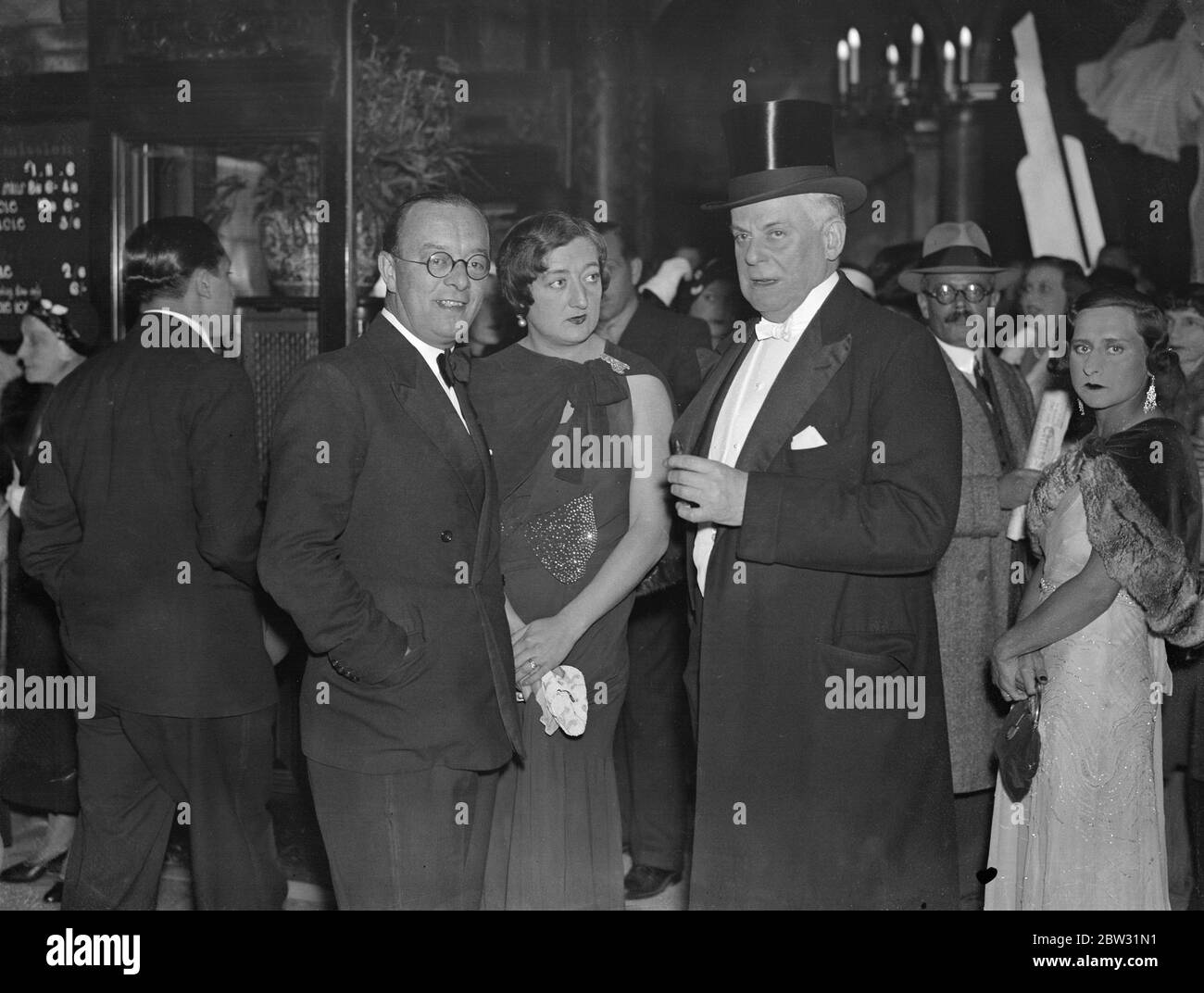 Tout Londres à la première nuit du Grand Hotel à Londres . De gauche à droite : Leslie Henson , le célèbre acteur , avec Mme Henson , et M. C B Cochran à la première nuit du film du célèbre roman du Grand Hotel Vicki Baum , au Palace Theatre , Londres . 21 Londres 1932 Banque D'Images