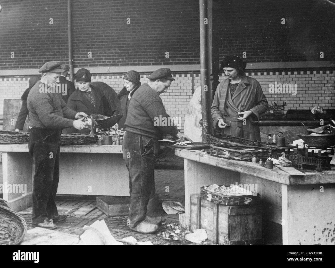 Hommes et femmes travaillant dans l'industrie de la pêche en Hollande . Août 1932 Banque D'Images