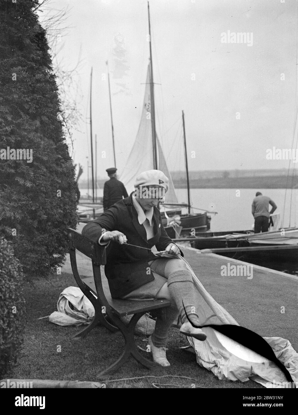Réparer une voile déchirée sur la Tamise . Un passionné de voile à Teddington , réparant une voile déchirée après une croisière sur la Tamise . 27 mars 1932 Banque D'Images