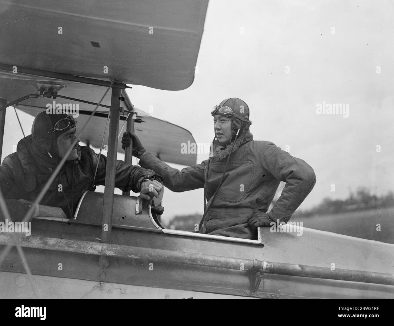 M. H S Chans dans le cockpit de son avion bi à l'aérodrome de Reading . Banque D'Images
