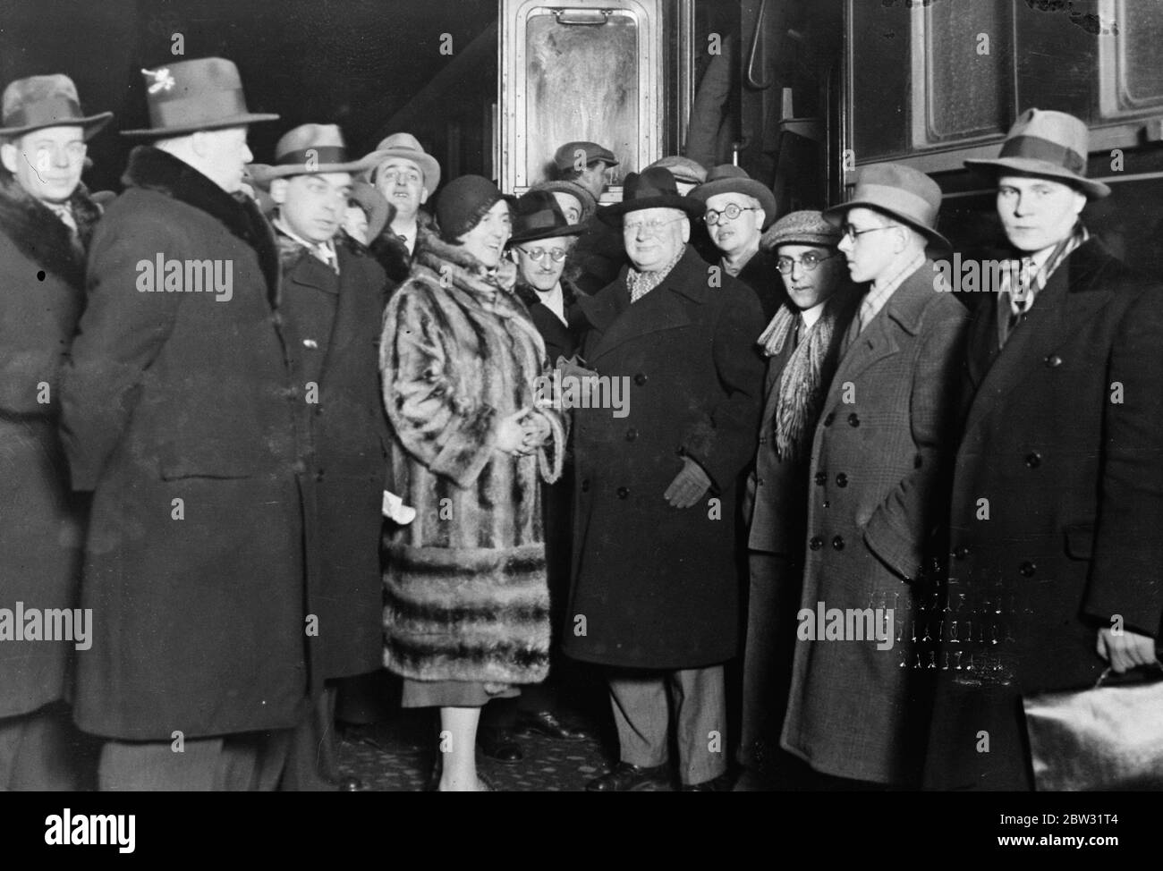 Délégués russes à la Conférence du désarmement . M Litvinoff , la déléguée soviétique à la Conférence du désarmement à Genève , et Madame Litvioff , connue sous le nom de la femme russe la mieux habillée , arrivant pour la conférence . 31 janvier 1932 Banque D'Images