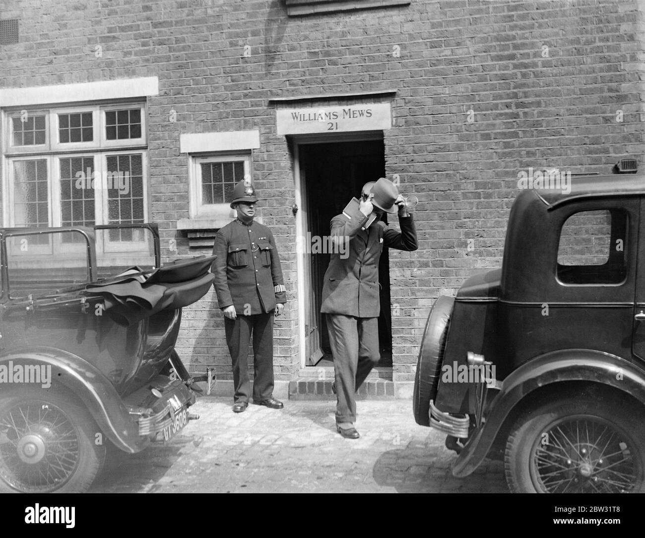 Sir Bernard Spilsbury sur scène de la tragédie du tournage de Knightsbridge . Sir Bernard Spilsbury a été appelé par Scotland Yard pour examiner le corps de M. Michael Scott Stevens qui a été trouvé mort dans l'appartement de Mme Elvira Barney à William Mews , Knightsbridge , Londres . Sir Bernard Spilsbury sur les lieux de la tragédie . . 31 mai 1932 Banque D'Images