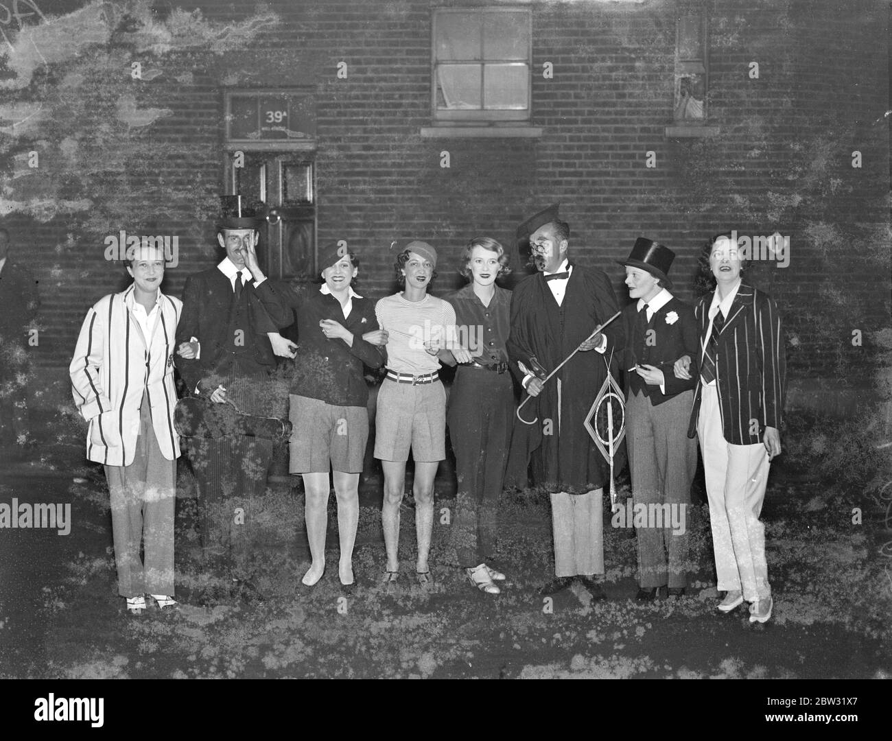 Fête des écoliers la dernière société ' stunt ' . Le dernier parti de la société est celui qui a eu lieu au Punch ' s Club à Waverton Street , Londres . Les invitations étaient des formulaires d'entrée à l'école St Barnacle , Waverton dans la rue , W 1 , et tous les garçons devaient porter un uniforme scolaire, y compris une casquette ou un chapeau d'école . Certains des uêtes dans leur uniforme scolaire . Au centre est Lady Ashley ( sans chapeau ) . Elsie Randolph est troisième à gauche. 19 juillet 1932 Banque D'Images