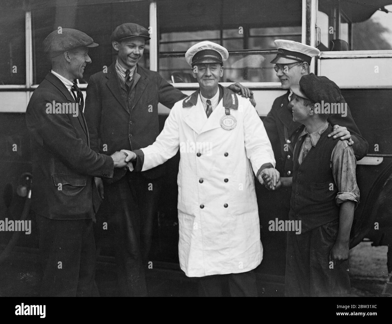 Le chauffeur de bus attire le cheval pour le syndicat en Irish Sweep . Moses Lowe , chauffeur de bus depuis quarante ans , a dessiné Jackdaw II pour un syndicat de trente-cinq amis qu'il a organisé dans les hôpitaux irlandais sweepstake sur le derby . Moïse Lowe et les membres du syndicat après avoir reçu les nouvelles de leur chance . 30 mai 1932 Banque D'Images