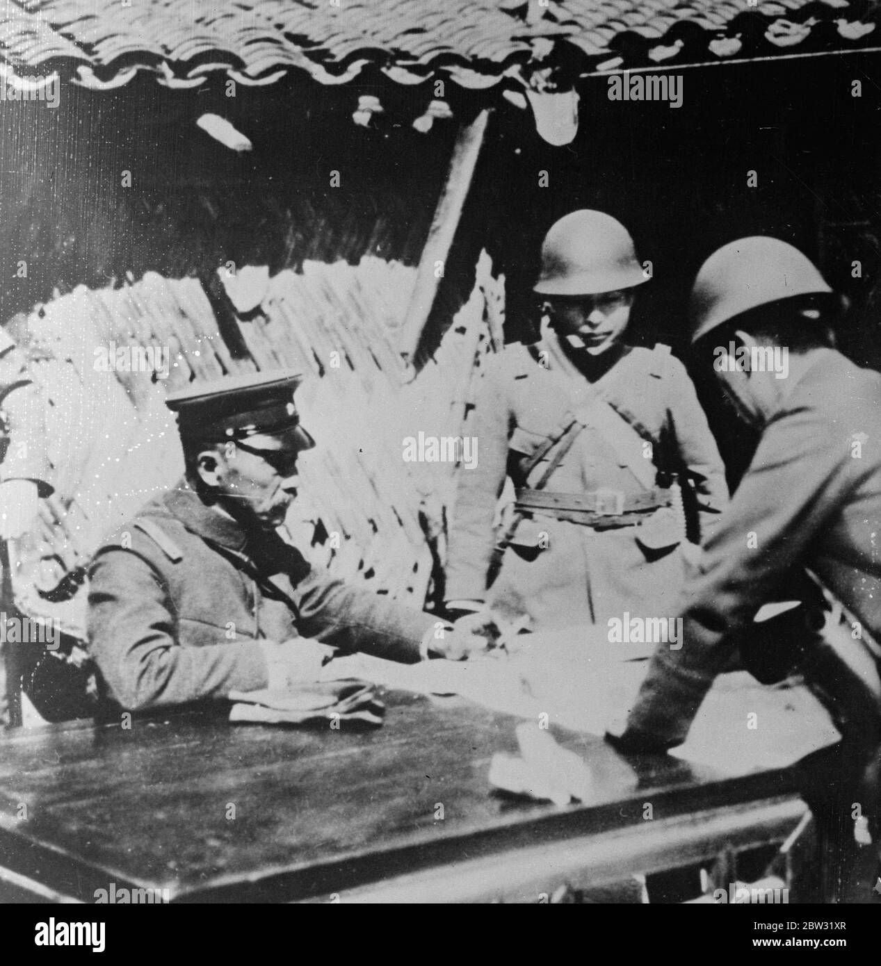 Scène de l'attentat à la bombe japonais à Shanghai . Cinq dirigeants japonais importants ont été blessés lorsqu'une bombe d'usines a explosé sur la plate-forme du Hongkew Park , à Shanghai, lorsque le général Shirawkaw , commandant japonais en chef à Shanghai , pendant qu'il a examiné les troupes en l'honneur de l'anniversaire de l'empereur du Japon . Le général Hyoda , qui a été parmi les blessés . 29 avril 1932 Banque D'Images
