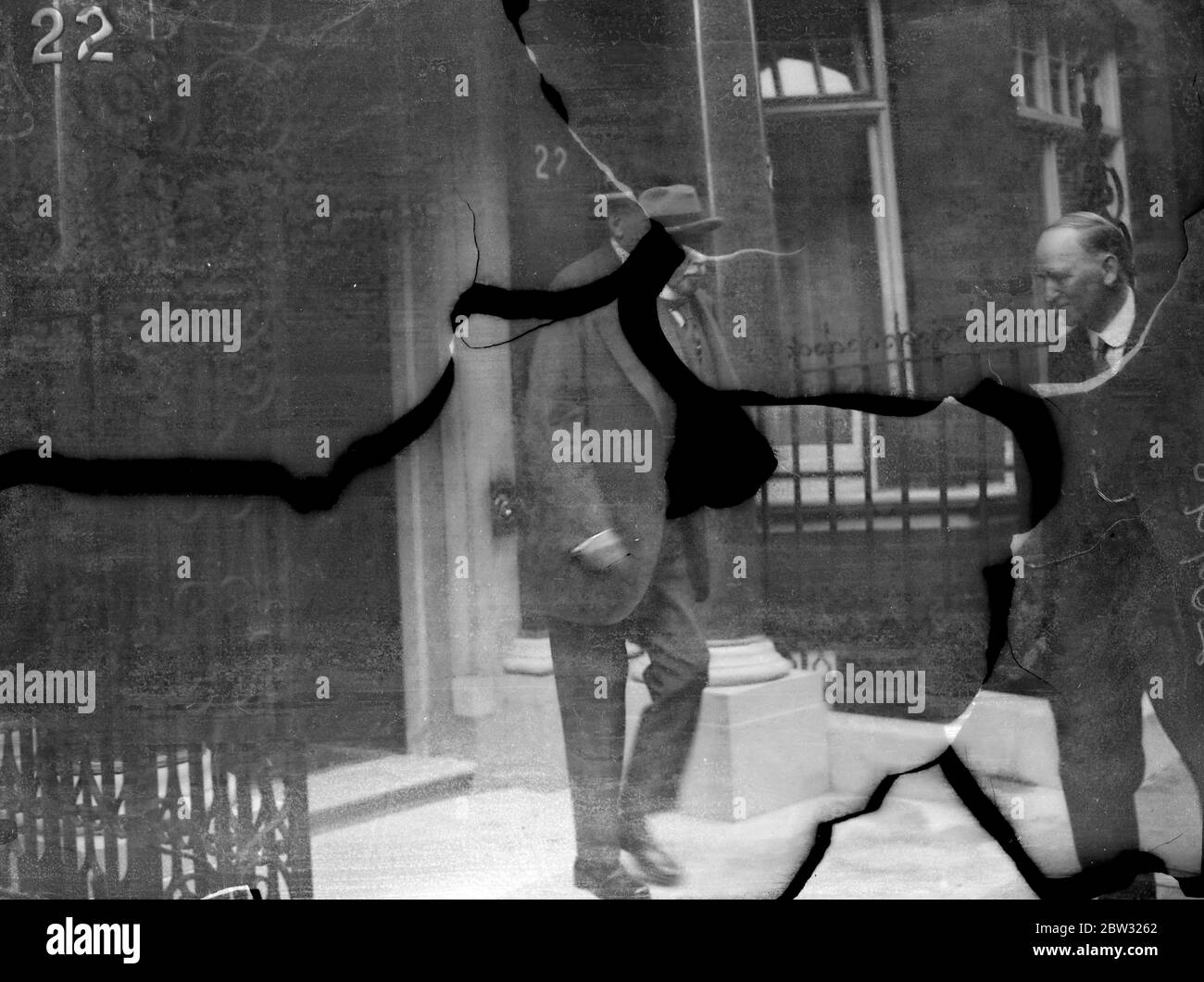 Lord Kylsant un homme libre une fois de plus . Lord Kylsant a été libéré de la prison de Wormwood Scingfrids , Londres , après avoir purgé dix mois de la peine de douze mois qui lui a été imposée . Il a effectué une visite chez lui à Down Street , Londres , avant de partir pour un repos à son siège de pays , Coomb , Carmarthenshire . Lord Kylsant quitte sa maison à Down Street , Londres , pour Carmarthen . 18 août 1932 Banque D'Images