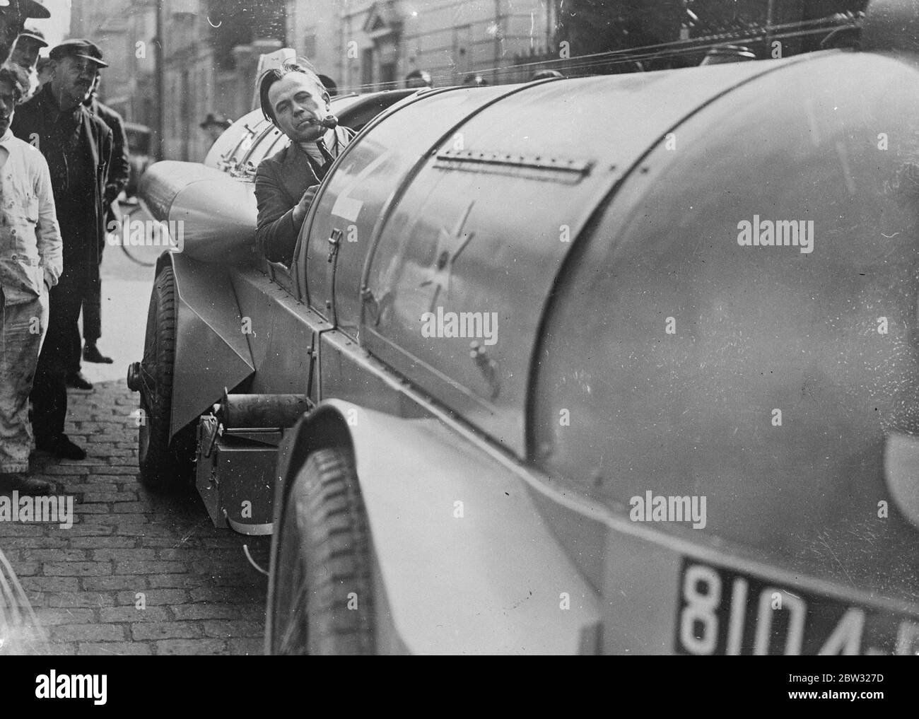 Voiture de course française géant pour tenter le record de vitesse du monde . Un automobile de course français, dit capable d'une vitesse de 375 miles par heure, vient d'être achevé par M. Stapp , un ingénieur français . Dès que les essais préliminaires seront terminés, il partira avec sa voiture pour Daytona Beach , Floride , dans une tentative de briser le record de Sir malcolm Campbell . M Stapp , inventeur et constructeur de la voiture géante au volant de la machine . 29 mars 1932 Banque D'Images