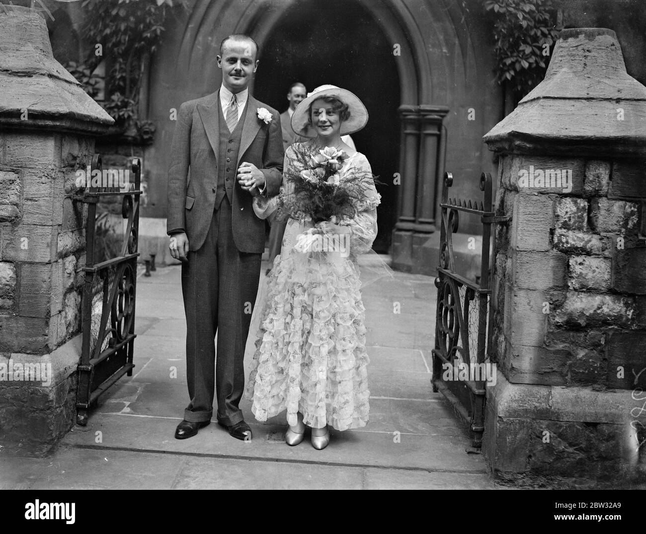 Le fils du vicomte plindit son cousin . Le mariage de l'honorable Byron Carey , deuxième fils de Viscount et de la Viscomtesse Falkland , à sa troisième cousine , Mlle Daphne Helen King , s'est déroulé tranquillement à l'église St Judes , aux jardins de Courtfield , à Londres . La mariée et le marié après la cérémonie . 13 juin 1932 Banque D'Images