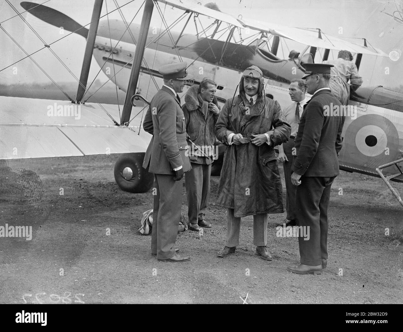 Sir Geoffrey Salmond arrive à l'aérodrome de Northolt depuis Wiltshire . Sir Geoffrey Salmond , qui succédera à son frère comme chef de la Royal Air Force , est arrivé à l'aérodrome de Northolt , Londres , après une visite dans le Wiltshire . Sir Geoffrey Salmond , à votre arrivée à l'aérodrome de Northolt , Londres . 26 août 1932 Banque D'Images