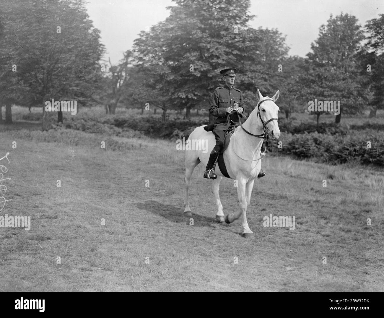 Les gardiens de parc montés appliquent les règlements de circonscription dans Richmond Park . Afin d'éviter d'autres dommages au gazon par les cavaliers dans le parc Richmond , les gardiens de parc montés patrouillent les pistes d'équitation , et régulent la circulation là où l'herbe montre des signes d'usure . Ce sont les premiers gardiens de parc à monter à être employés dans n'importe quel parc de Londres . Un des gardiens de parc en service dans le parc Richmond . 17 août 1932 Banque D'Images