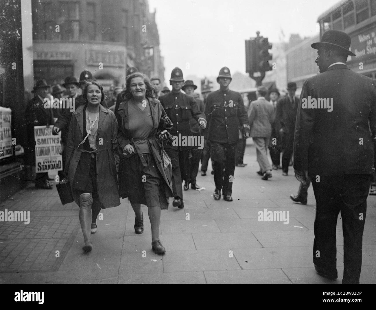 Police escorte fille chômeurs manifestants dans Hyde Park Clash . Après une manifestation devant le poste de police de Bow Street , la police a été contrainte d'inculquer des chômeurs à Hyde Park , March Arch et Oxford Street . La police escorte des jeunes communistes de la scène de l'affrontement à Hyde Park . 30 septembre 1931 Banque D'Images Police escorte fille chômeurs manifestants dans Hyde Park Clash . Après une manifestation devant le poste de police de Bow Street , la police a été contrainte d'inculquer des chômeurs à Hyde Park , March Arch et Oxford Street . La police escorte des jeunes communistes de la scène de l'affrontement à Hyde Park . 30 septembre 1931 Banque D'Images