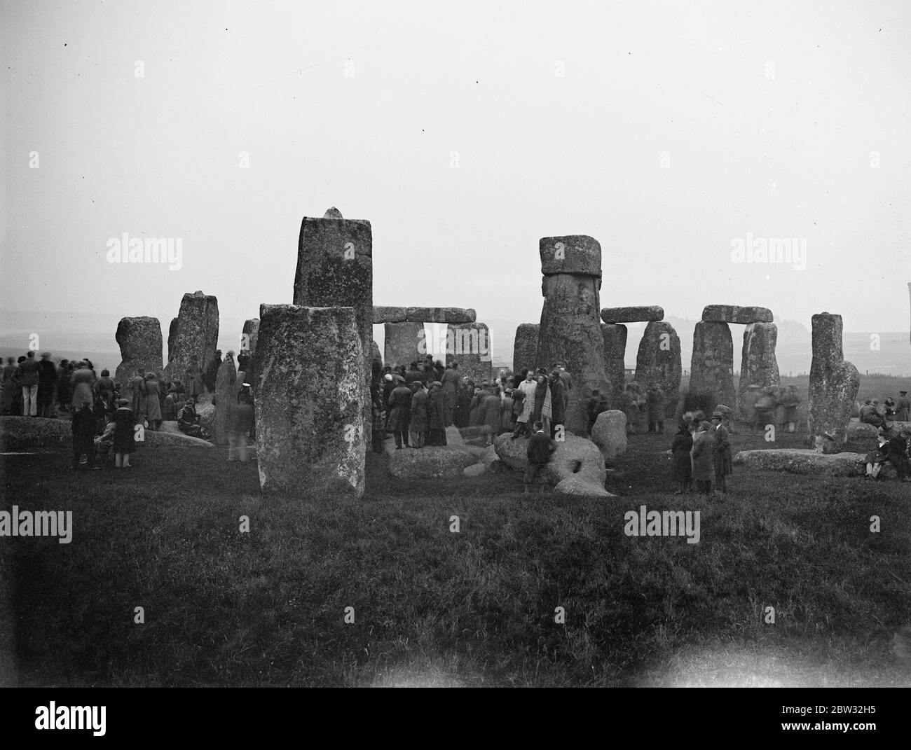 La foule observe le lever du soleil à Stonehenge le plus long jour de l'année . Une foule de personnes se sont rassemblées à Stonehenge en voiture de plusieurs kilomètres autour de , pour observer le soleil se lever à Stonehenge à l'aube le 21 juin , le plus long jour de l'année . La superstition antique a elle que comme les premiers rayons du soleil levant touchent l'autel , qui se produit seulement au solstice d'été , le sang des anciens sacrifices humains peut être vu sur les pierres . Une vue montrant la foule à Stonehenge à l'aube pour regarder le soleil se lever . 21 juin 1932 Banque D'Images La foule observe le lever du soleil à Stonehenge le plus long jour de l'année . Une foule de personnes se sont rassemblées à Stonehenge en voiture de plusieurs kilomètres autour de , pour observer le soleil se lever à Stonehenge à l'aube le 21 juin , le plus long jour de l'année . La superstition antique a elle que comme les premiers rayons du soleil levant touchent l'autel , qui se produit seulement au solstice d'été , le sang des anciens sacrifices humains peut être vu sur les pierres . Une vue montrant la foule à Stonehenge à l'aube pour regarder le soleil se lever . 21 juin 1932 Banque D'Images