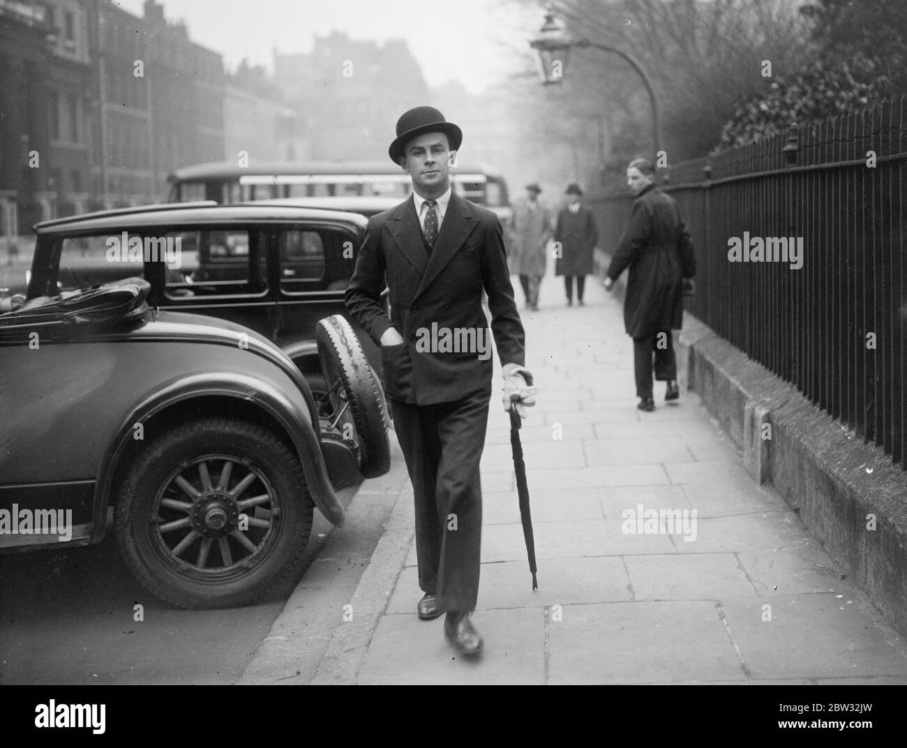 Le fils de Sir Patrick Hasting fait ses débuts dans la carrière juridique en procès de millions de livres. M. Nicholas Hastings , fils de Sir Patrick Hastings , KC , a fait ses débuts dans la profession juridique , lorsqu'il a participé à l'une des plus grandes poursuites judiciaires qui ont été entendues à Londres pendant un certain temps , impliquant un million de livres , Dans lequel le ' Combined Pulp Mills Ltd , intente une action contre M. A M Oppenheimer , et d'autres devant le juge MacKinnon . M. Nicholas Hastings qui aide dans l'affaire . 18 avril 1932 . Banque D'Images