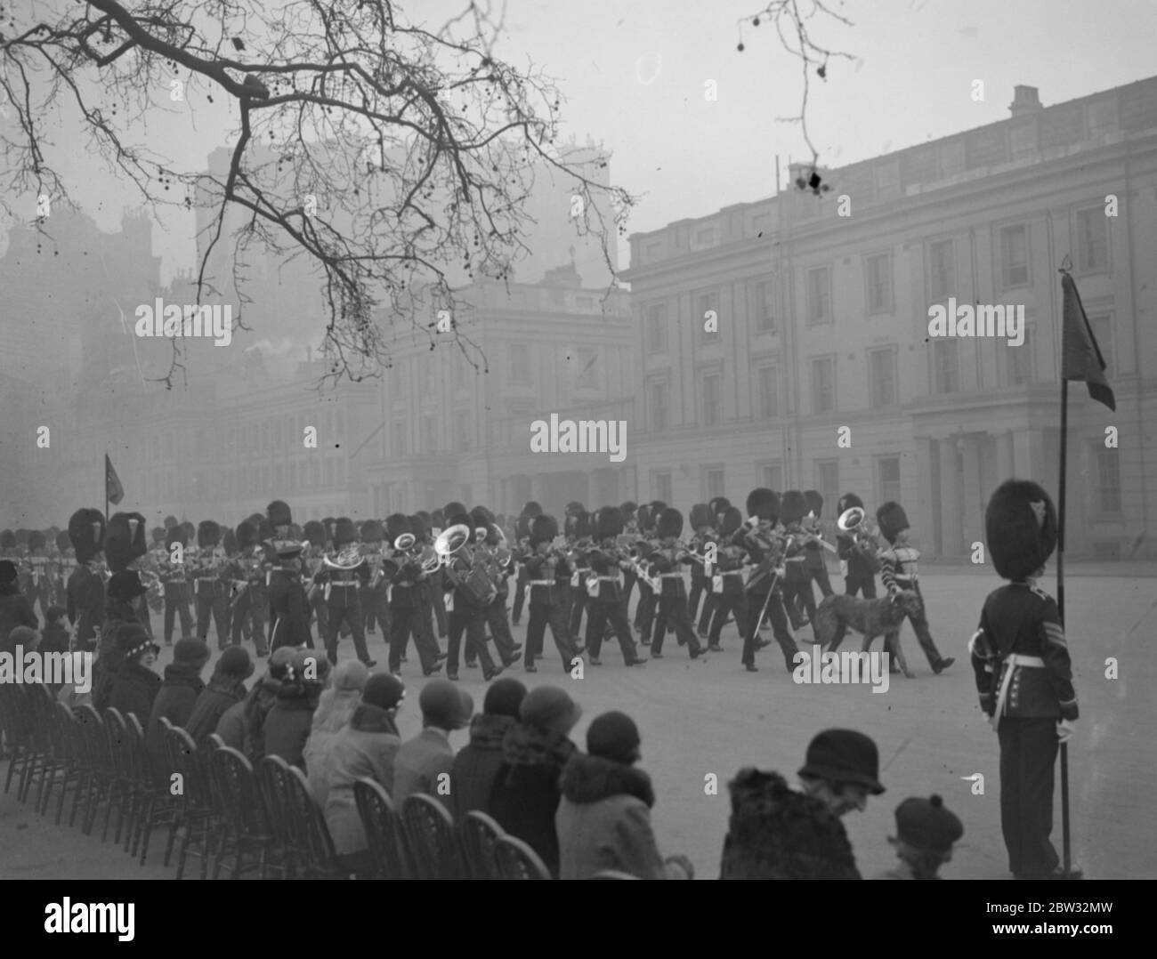 St Patrick célébré par les gardes irlandais à Londres. La fête coutumière de la St Patricks Day a eu lieu au siège des gardes irlandais à Wellington Barracks , Londres , lorsque les gardes irlandais ont reçu des bunches de shamrock de leur colonel , le comte de Cavan . Le comte de Cavan prenant le salut au mois de mars passé . 17 mars 1932 Banque D'Images