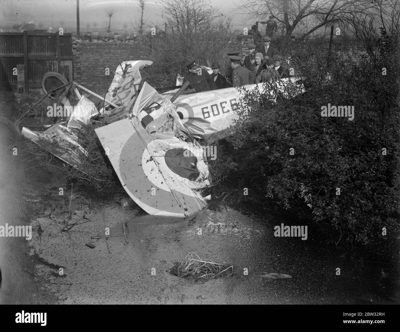 Le pilote atterrit en toute sécurité avec parachute à 15 miles de l'endroit où l'avion crache dans London Garden . L'officier de vol Mouatt , a eu une remarquable évasion de la mort lorsqu'il a atterri en toute sécurité avec son parachute à quinze milles de l'endroit où son avion s'est écrasé dans un jardin à Beckion Road , West Ham , Londres . Il a été porté par le vent à Purfleet , Essex . L'avion s'est écrasé après qu'il s'est écrasé à Beckton Road , West Ham , Londres . 12 novembre 1931 26 octobre 1932 Banque D'Images