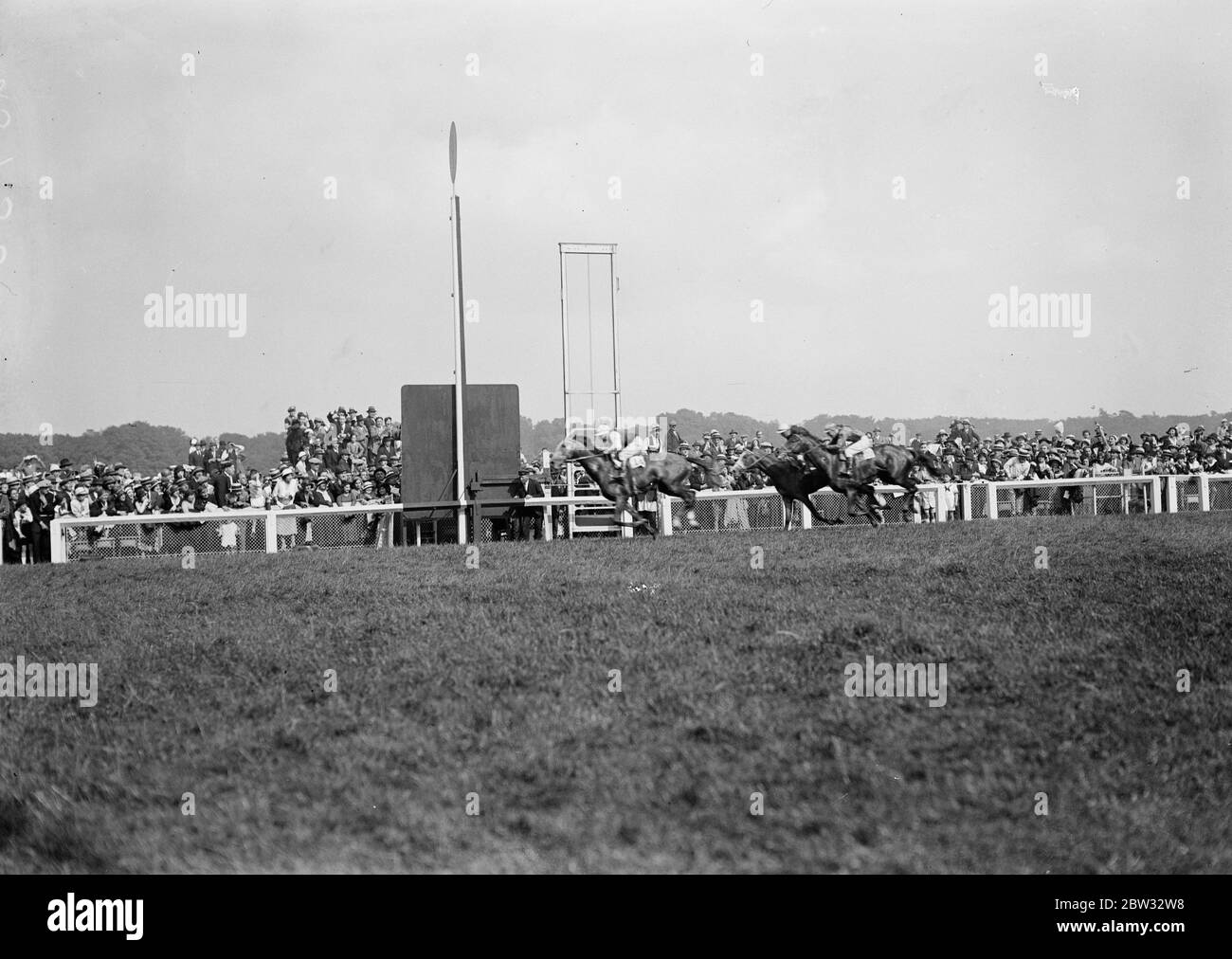 Grand Prix de France gagné par Strip le Willow . La course du Grand Prix de France à Longchamps a été remportée par <r A J Dugans Strip The Willow avec le satrap de Lord Derby deuxième , et le pavillon de brume troisième . Strie le Willow gagnant le Grand Prix à Longchamps . 27 juin 1932 Banque D'Images