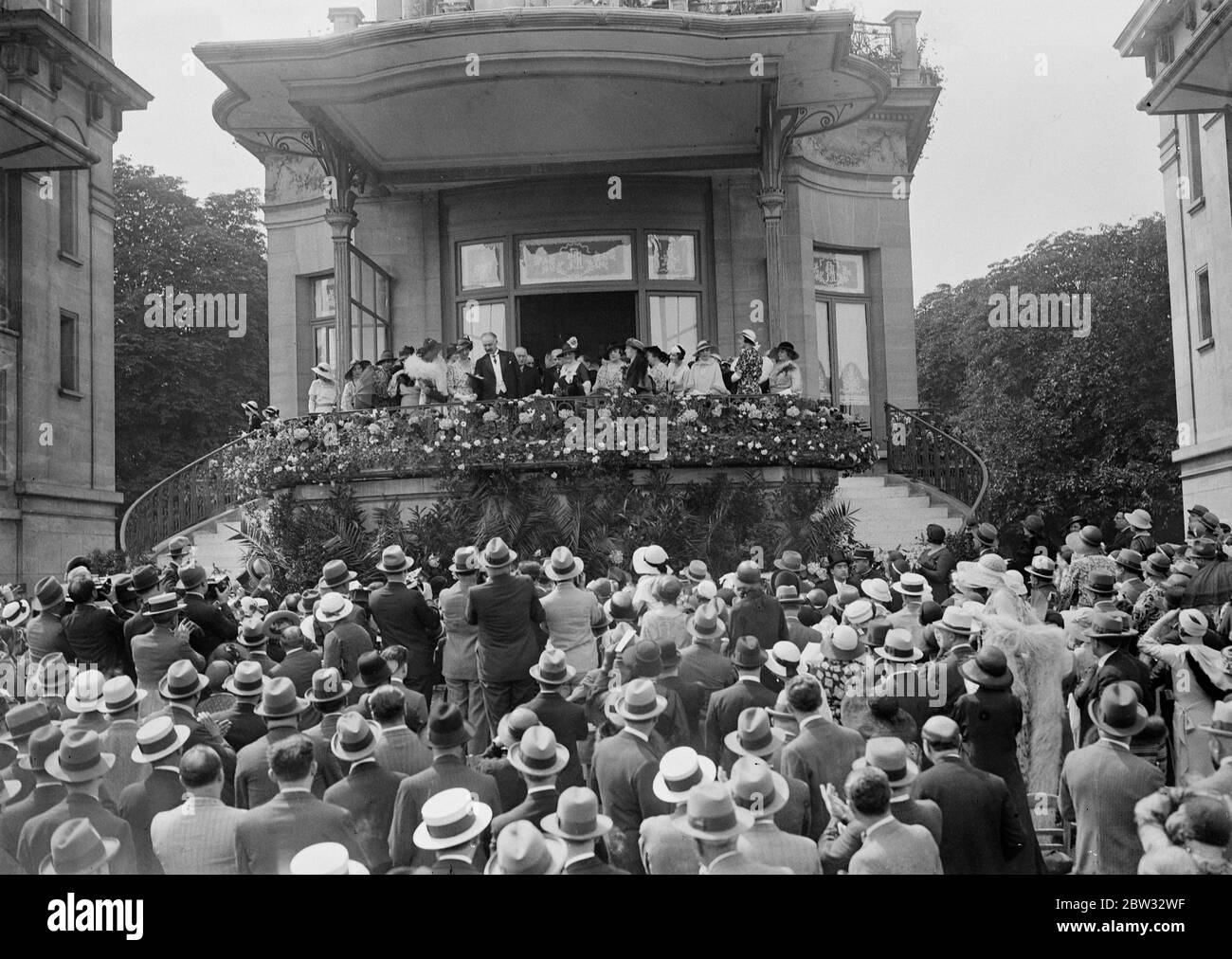 Président français à la course Grand Prix à Longchamps . Le Président Paul Lebrun a assisté à la rencontre de la course de Longchamps et a assisté à la course du Grand Prix remportée par M. A J Dugans Strip le Willow , avec le Satrap de Lord Derby , deuxième , et le Fog Horn troisième . Le Président Lebrun dans la boîte à la réunion de course . 27 juin 1932 Banque D'Images