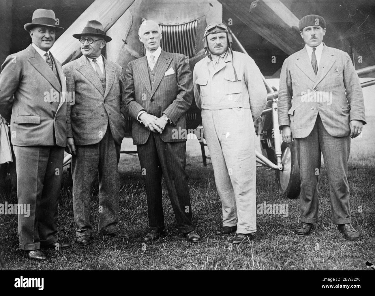 Premier essai du monoplan de la stratosphère de Farman . A l'aérodrome de Toussus le Noble près de Paris , le monoplan a été montré pour la première fois lorsque M Lucien Coupaut pilotait l'avion en un court vol . Le plan est équipé d'un 350 hp . Farman moteur adapté à un compresseur , a 70 mètres carrés de surface , transportant 36 kilogrammes au mètre carré . La cabine est étanche et à 5000 mètres le pilote démarre le premier compresseur , et à 15000 mètres le pilote ajoute le troisième compresseur . Le pas du propulseur est variable et chaque pièce a été testée dans l'air de champ de pluie . Le moteur est placé avec TH Banque D'Images