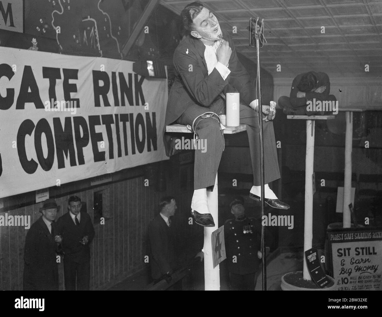 Premier concours de squating de poteau de Londres . Des records d'endurance freak se sont propagé à l'Angleterre . M. Jack Howard rasage . 29 janvier 1932 Banque D'Images