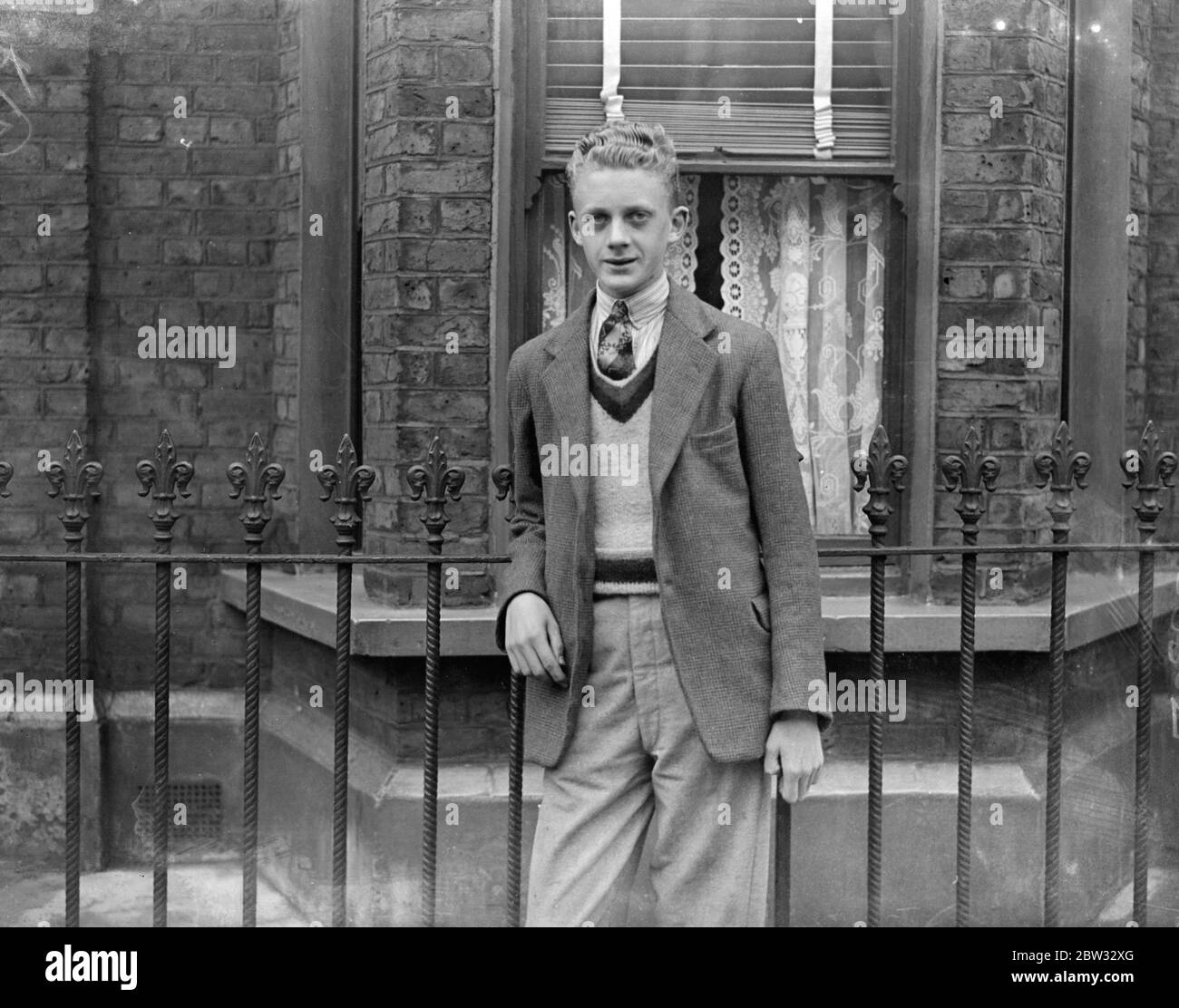 Fils de millionnaire américain sur le taupe à Londres . Desmond Fuhrhop , le fils de 18 ans de M. W de Hahn , le chef millionnaire de la célèbre société dentaire américaine , est sur le taupe à Londres . Il prend sa place dans la file d'attente de hors de travaux en dehors de la bourse du travail de Walworth , cherchant n'importe quelle sorte d'emploi dans un effort pour faire son chemin sans l'aide de sa famille . Il est déterminé à faire bon , en commençant par le bas de l'échelle . Desmond vit avec sa grand-mère , Mme Nicholls , une femme de Londres . Il a 18 ans. Desmond Fuhrhop faire du shopping avec sa grand-mère Mme Nicholls , in Banque D'Images