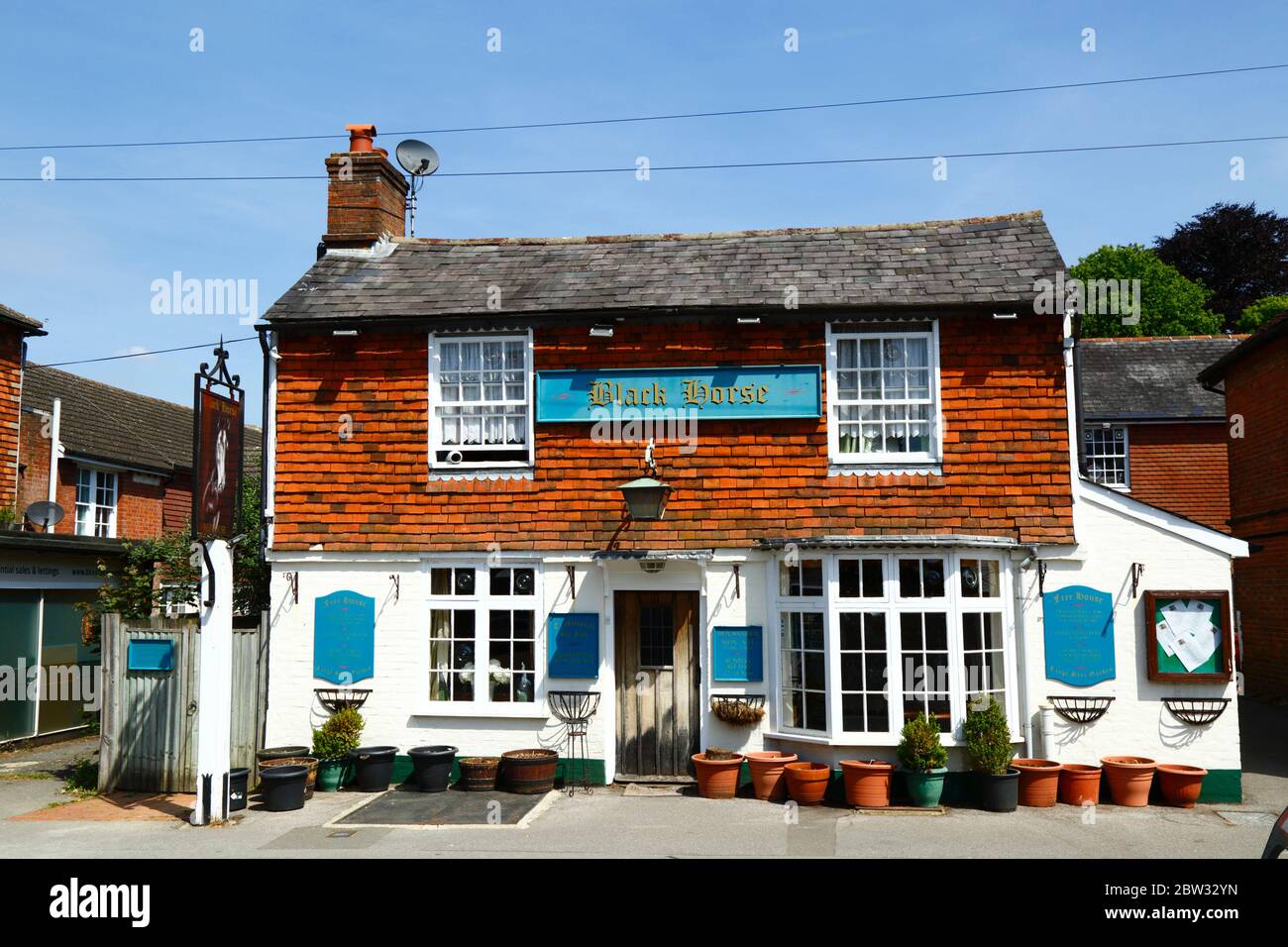 Le pub Black Horse avec carrelage vertical typique de la Kentish Weald, High Street, Pembury, Kent, Angleterre Banque D'Images