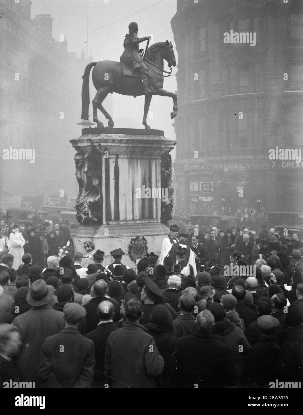 Les adhérents Stuart honorent Martyr King . Un service de décoration pour le roi Charles I le roi Martyr , décapité le 30 janvier 1649 , a eu lieu à Trafalgar Square , lorsqu'une couronne a été posée sur la statue du roi par la Royal Stuart Society . La scène pendant le service à la statue de Trafalgar Square , Londres . 30 janvier 1932 Banque D'Images