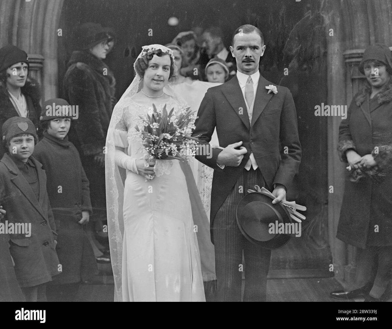 L'officier volante se déversa à la cathédrale de Brentwood . Le mariage de l'officier de vol J S Pole , RAF , fils de M. et Mme T A Pole de Billericay , à Mlle Valérie Russell , fille de M. et de Mme HF Russell de Brentwood , s'est déroulé à Cathedral , Brentwood . La mariée et le marié quittant l'église après la cérémonie . 30 mars 1932 Banque D'Images