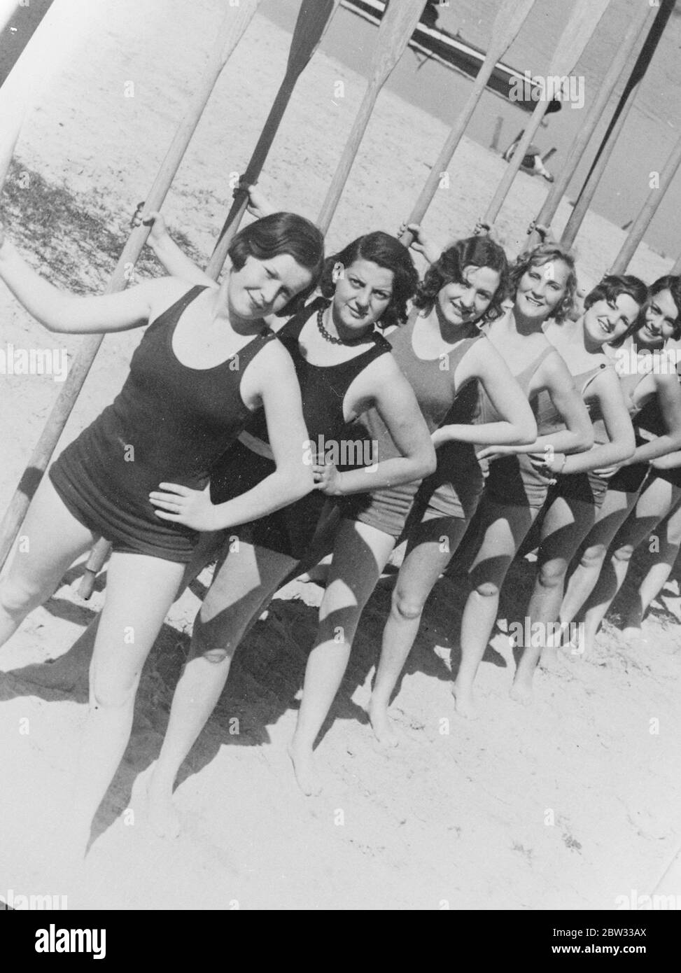 Belles femmes de bateau pour le carnaval de sports nautiques de Californie. Une équipe de beaux oarswomen sur les sables à long Beach , Californie , pratiquant pour la California City Water , Sports Carnival . Banque D'Images