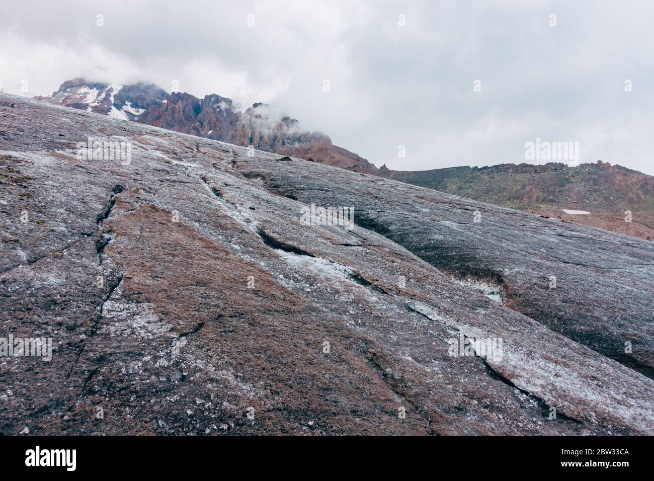 Glace et saleté sur le glacier du Mont Kazbek, dans les montagnes du Caucase, en Géorgie Banque D'Images