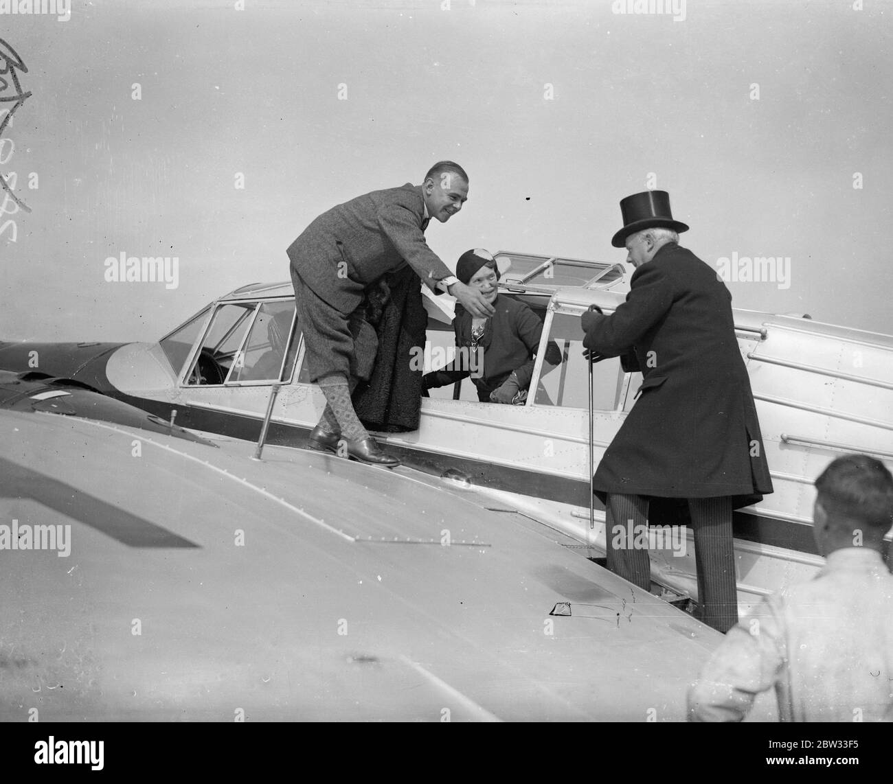 Lord Mayor quitte Heston par avion pour assister à l'exposition de l'aviation d'Essex . Le Lord Mayor de Londres , Sir Maurice Jenks , accompagné de Lady Mayoress et Sheriffs , a quitté l'aérodrome de Heston , Middlesex , volant en semi-état , pour l'aérodrome de Maylands , Romford , pour assister à l'exposition de l'aviation d'Essex . Le maire Lord salue les pilotes d'air à Heston avant de partir pour Romford . 24 septembre 1932 Banque D'Images
