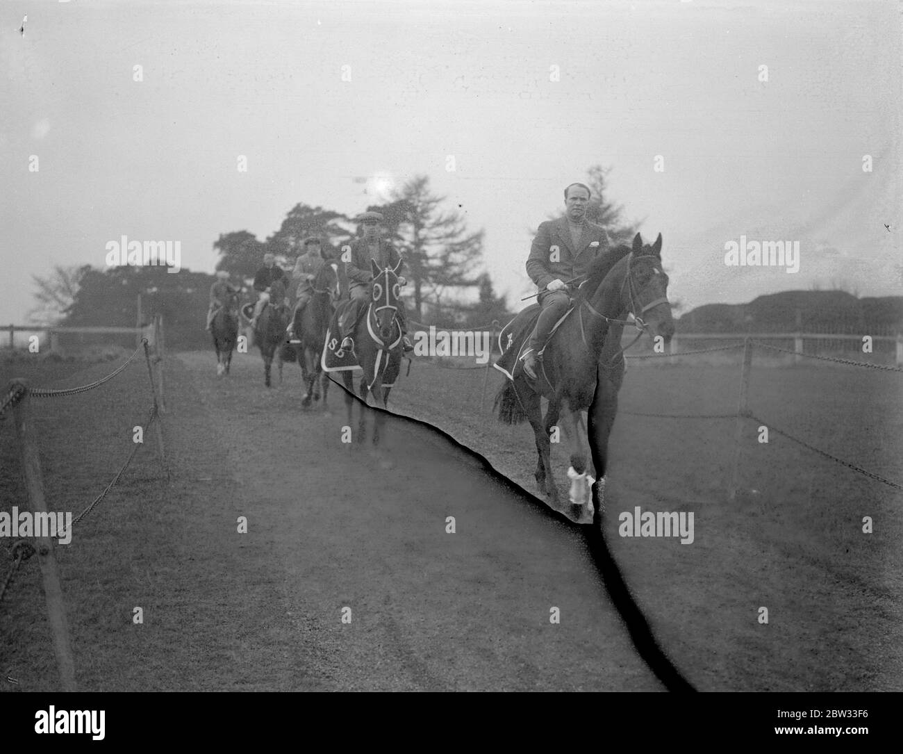 Nouvel entraîneur d'Epsom commence le travail pour les grandes courses . Le Jockey Club vient d'accorder une licence de train à M. Arthur S Boxall , un agent immobilier bien connu du Nord de Londres, qui vit à Epsom et possède des chevaux depuis plusieurs années . M. Boxall effectue son travail de formation très tôt le matin et a quelques candidats probables en préparation pour les grandes courses cet été , y compris sprint , qui est engagé dans la ville et la banlieue . M. Arthur Boxall sur Sprint , dirigeant son cordeau en début de matinée sur Epsom Downs , Surrey . 5 avril 1932 Banque D'Images Nouvel entraîneur d'Epsom commence le travail pour les grandes courses . Le Jockey Club vient d'accorder une licence de train à M. Arthur S Boxall , un agent immobilier bien connu du Nord de Londres, qui vit à Epsom et possède des chevaux depuis plusieurs années . M. Boxall effectue son travail de formation très tôt le matin et a quelques candidats probables en préparation pour les grandes courses cet été , y compris sprint , qui est engagé dans la ville et la banlieue . M. Arthur Boxall sur Sprint , dirigeant son cordeau en début de matinée sur Epsom Downs , Surrey . 5 avril 1932 Banque D'Images