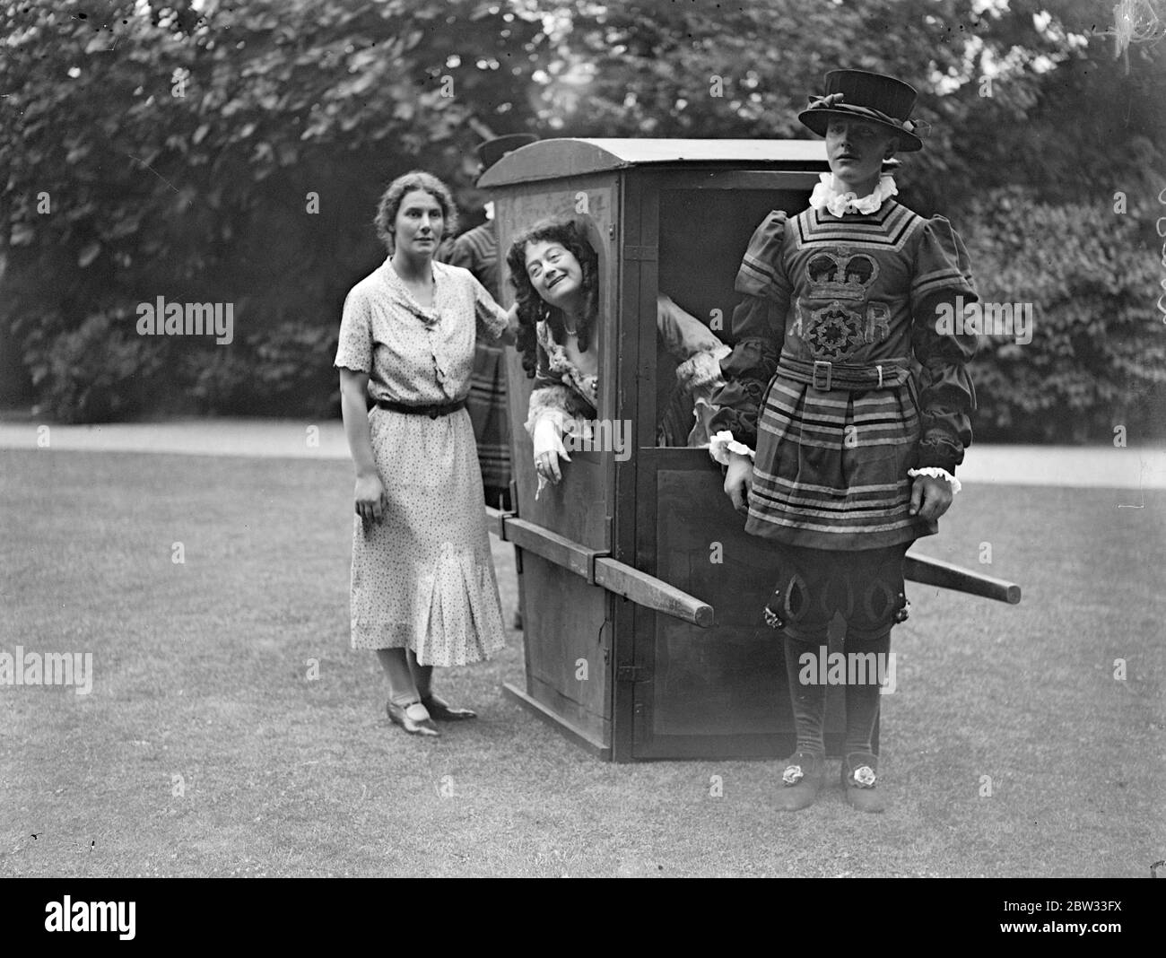 La société répète pour le divertissement dans les jardins de No 10 Downing Street . Beaucoup de gens de la société ont pris part à une répétition de robe d'un divertissement de soirée tenu dans le domaine de la rue Downing n° 10 à l'aide des zones en difficulté dans le nord . Mlle Ishbel MacDonald discutant avec Lady Olga Montagu comme Reine Anne . 13 juillet 1932 Banque D'Images