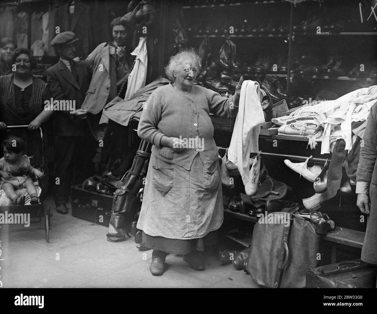 Whitechapel , le quartier juif de Londres . Une vieille boutique de vêtements typique à Whitechapel , le quartier juif de l'est de Londres , où la plupart du commerce se fait dans les rues . Banque D'Images