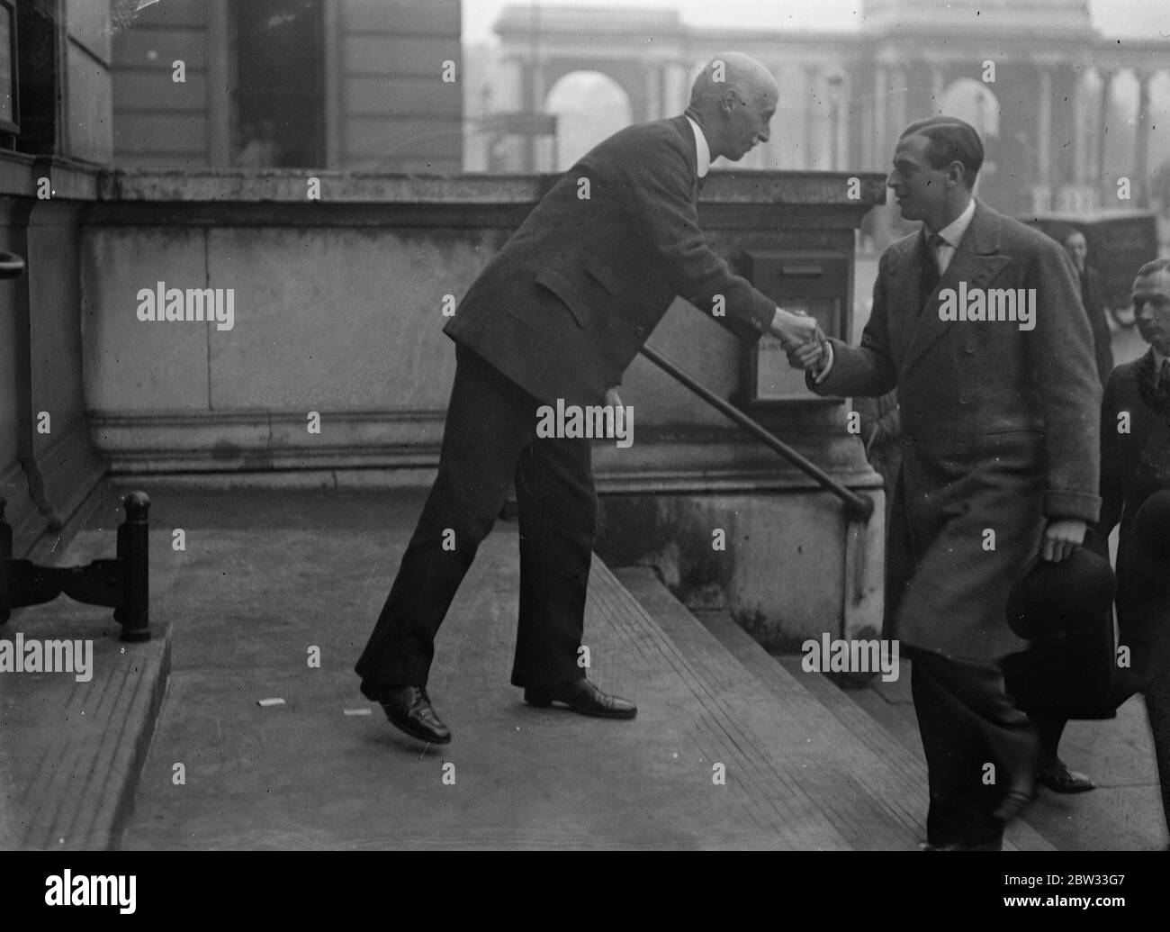 Prince George visite un hôpital . HRH le Prince George a effectué une visite d'inspection à l'hôpital St Georges , Hyde Park Corner , Londres . Prince George étant accueilli par le très honorable Lord Greville , président de l'hôpital , à l'arrivée . 2 février 1932 Banque D'Images