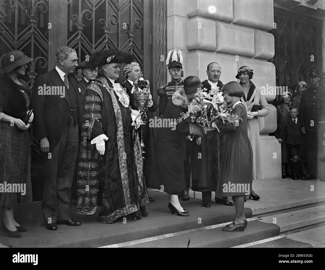 Lord Mayor ouvre Unilever House . Le Lord Mayor , Sir Maurice Jenks , a effectué la cérémonie d'ouverture des Blackfriars d'Embankment , le dernier ajout à l'architecture de Londres . La Dame Mayoress récite un bouquet de Mlle Beckett âgée de 15 ans la plus jeune employée , lors de la cérémonie d'ouverture . 18 juillet 1932 Banque D'Images