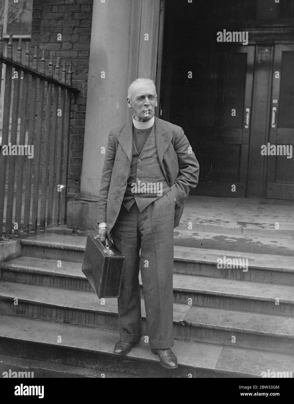 Le recteur de la raidisseur assiste à l'enquête de la Cour consistoire à Westminster . Le Rév Harold Davidson , Recteur de la Stiffkey , près de Wells , Suffolk , a assisté à la Cour de Consistory à Church House , Westminster , Londres pour répondre aux accusations d'immoralité portées contre lui , qui font l'objet d'une enquête par le tribunal . Le Rév Harold Davidson , après l'audience . . 29 mars 1932 Banque D'Images